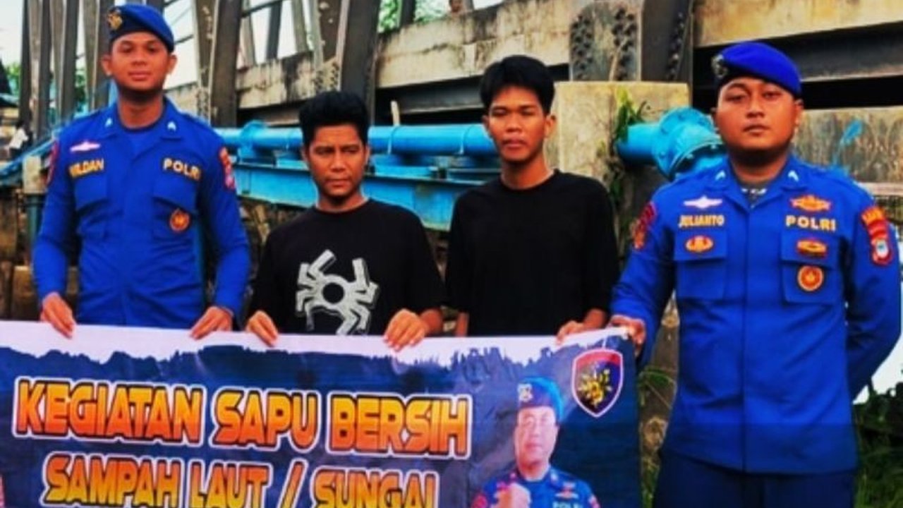 Satpolairud Polres Tanah Laut bersama masyarakat bahu-membahu membersihkan sampah pesisir di Desa Sungai Rasau. Aksi ini wujud kepedulian Polri menjaga ekosistem laut dan sungai tetap lestari.