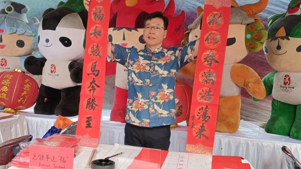 Konsul Jenderal China di Surabaya turut memeriahkan Perayaan Imlek Sam Poo Kong di Semarang, menunjukkan antusiasme masyarakat Indonesia dan harapan penguatan hubungan bilateral.