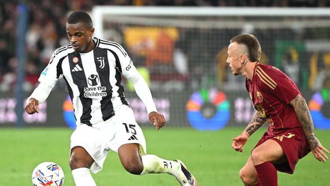 Bek Juventus asal Prancis Pierre Kalulu (kiri) berebut bola dengan bek Roma asal Spanyol Jose Tasende selama pertandingan sepak bola Seri A Italia AS Roma vs Juventus di Stadion Olimpiade
