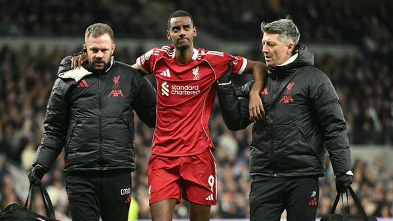 Penyerang Liverpool, Alexander Isak, mengalami cedera saat timnya menang 2-1 atas Tottenham Hotspur pada laga pekan ke-17 Premier League di Tottenham Hotspur Stadium, Minggu (21/12/2025) dini