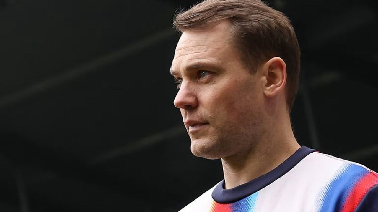Kiper utama Bayern Muenchen, Manuel Neuer, dipastikan absen selama tiga pekan setelah mengalami cedera robek serat otot. Absennya Manuel Neuer ini menjadi tantangan besar bagi Die Roten dalam menghadapi jadwal padat Bundesliga.