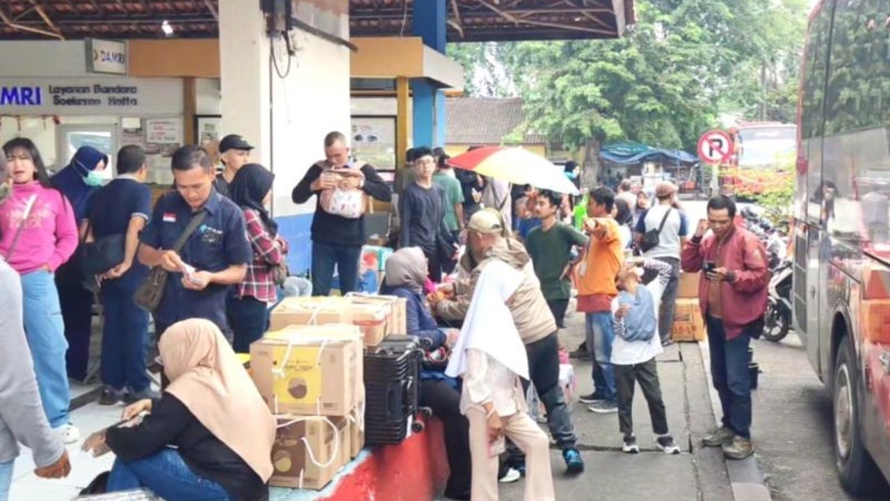Terminal Bus Kampung Rambutan mengalami peningkatan penumpang signifikan menjelang perayaan Imlek dan bulan suci Ramadhan 1447 Hijriah, menunjukkan mobilitas masyarakat yang mulai tinggi.