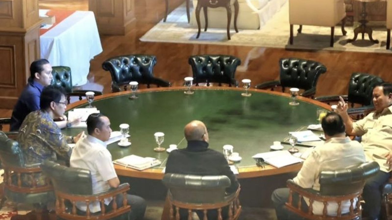 Presiden Prabowo Subianto memimpin rapat krusial di Hambalang untuk merumuskan Strategi Ekonomi Prabowo RI-AS, dengan penekanan kuat pada keuntungan maksimal bagi kepentingan nasional dan penguatan industri domestik.