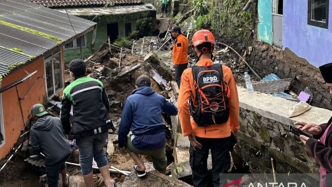 Insiden longsor Puncak Bogor di Desa Tugu Selatan menyebabkan 12 Kepala Keluarga (KK) mengungsi setelah hujan deras memicu jebolnya tembok penahan tanah. Simak detail penanganan terkini oleh BPBD Kabupaten Bogor.
