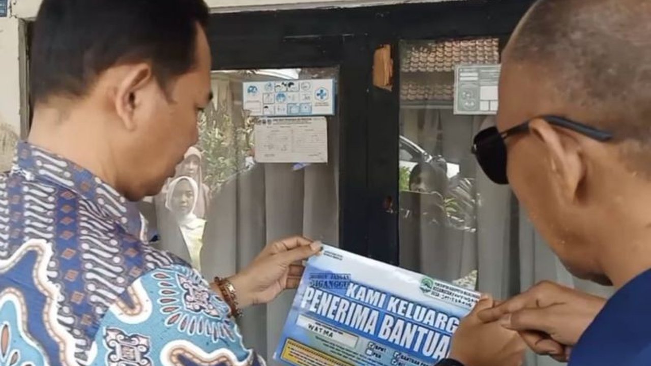 Bupati Majalengka Eman Suherman resmi memberlakukan kebijakan penempelan stiker pada rumah penerima bantuan sosial (bansos). Langkah ini diambil untuk meningkatkan transparansi Bansos Majalengka dan memastikan penyaluran bantuan benar-benar tepat sasaran.