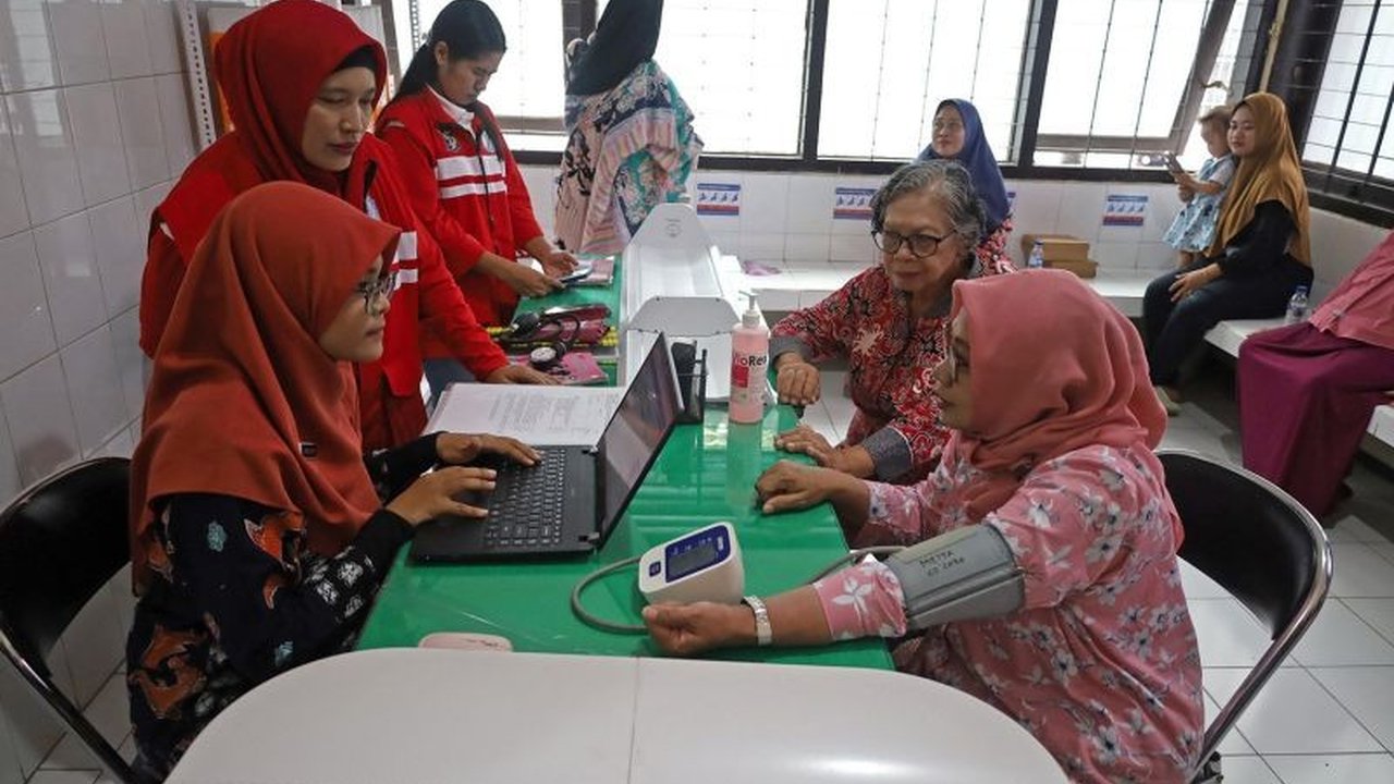 Pemerintah Kota Surabaya memastikan layanan kesehatan bagi warga prasejahtera terjamin penuh melalui skema Universal Health Coverage (UHC). Cukup dengan KTP, warga dapat mengakses fasilitas kesehatan tanpa khawatir biaya, menegaskan komitmen Pemkot Suraba
