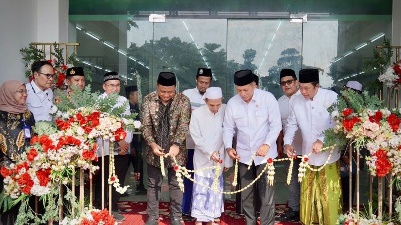 Menteri Koperasi Ferry Juliantono meresmikan Torasera Nurja Berkah di Probolinggo, Jawa Timur, sebagai model penguatan ekosistem koperasi desa. Kehadiran Torasera diharapkan mendorong perputaran ekonomi lokal dan mendukung target 80 ribu Koperasi Desa/Kel