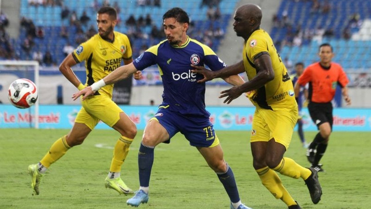 Kemenangan telak Arema FC 3-0 atas Semen Padang tak lepas dari keberhasilan Taktik Arema FC yang diterapkan pelatih Marcos Santos, didukung kerja keras dan kekompakan tim di lapangan.