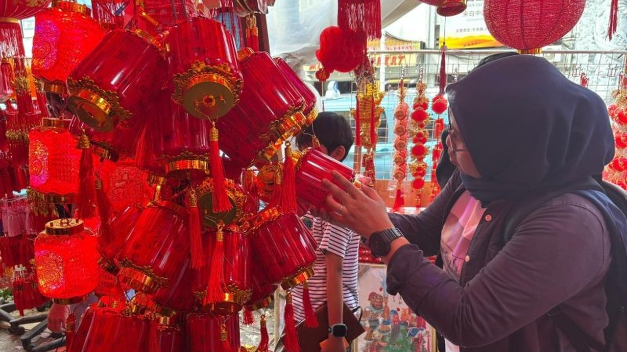 Jelang perayaan Tahun Baru Imlek 2026, pedagang pernak-pernik Imlek Glodok meraup untung besar. Simak strategi mereka menarik pembeli dan tips berbelanja di pusat perayaan Tahun Baru China ini.