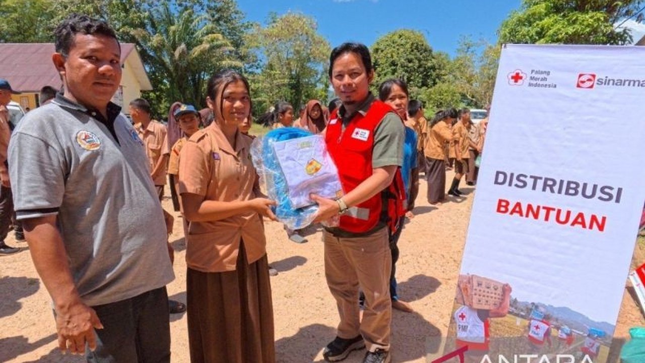 PMI Sumut bangkitkan semangat belajar siswa di Tapanuli Tengah dengan menyalurkan bantuan pendidikan dan dukungan psikososial pasca-banjir November 2025, memastikan pendidikan tetap berjalan.
