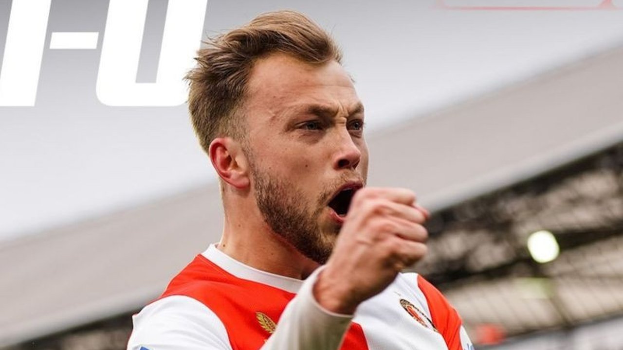 Feyenoord Kalahkan Go Ahead Eagles dengan skor tipis 1-0 berkat penalti dramatis Casper Tengstedt, mengukuhkan posisi mereka di peringkat kedua klasemen Liga Belanda dan membuat pembaca penasaran akan jalannya pertandingan.