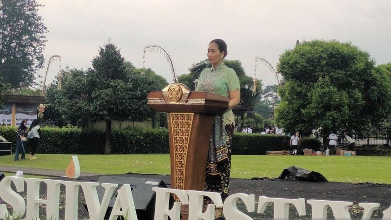 Malam suci Mahashivaratri 2026 di Candi Prambanan dimeriahkan dengan penyalaan 1.008 dipa dan kumandang damaru, menciptakan atmosfer spiritual mendalam demi kedamaian dunia.
