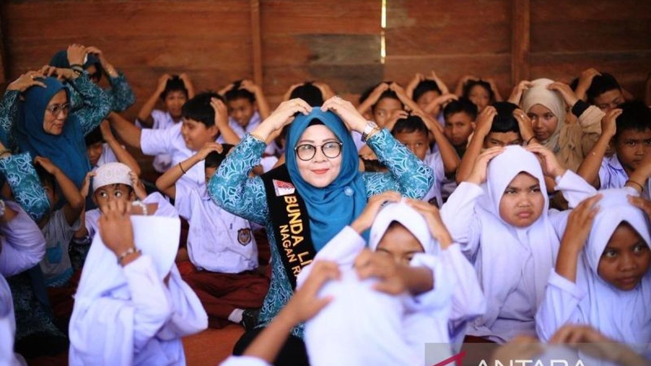 Tim Penggerak PKK Nagan Raya aktif memberikan penyembuhan trauma anak-anak terdampak banjir bandang di Beutong Ateuh Banggalang. Kegiatan ini bertujuan mengembalikan keceriaan dan semangat belajar mereka.