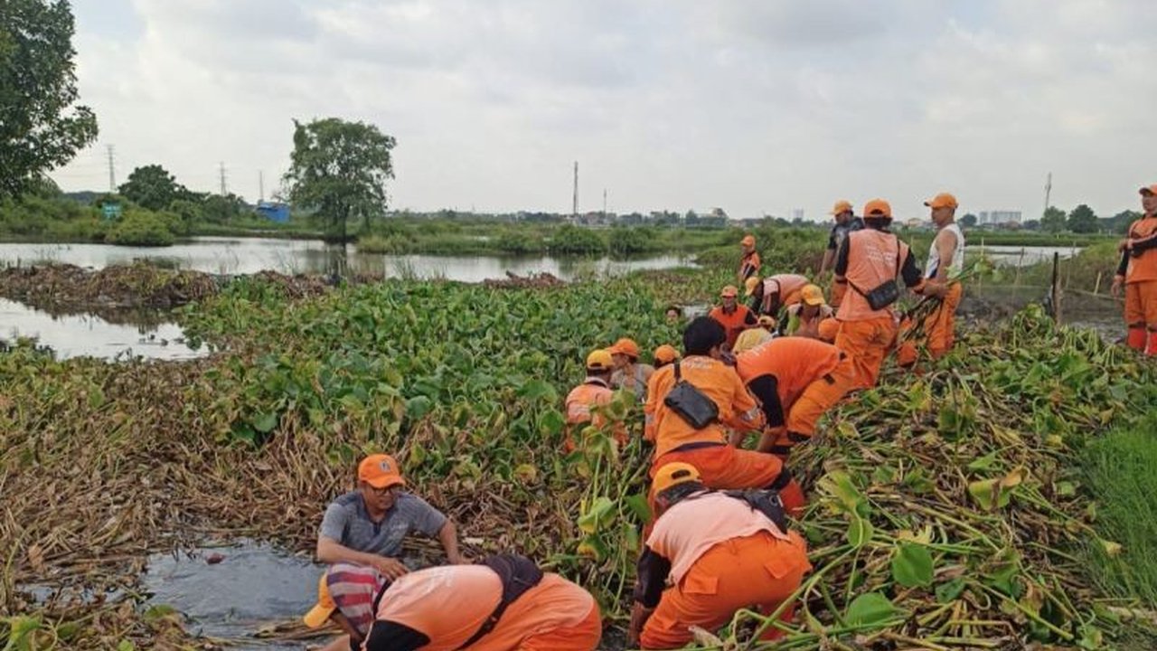 Suku Dinas Sumber Daya Air (SDA) Jakarta Utara gencar melakukan pengerukan waduk dan kali demi mengoptimalkan daya tampung air. Langkah ini diambil untuk menghadapi potensi hujan ekstrem dan banjir yang mengancam wilayah Jakarta Utara.