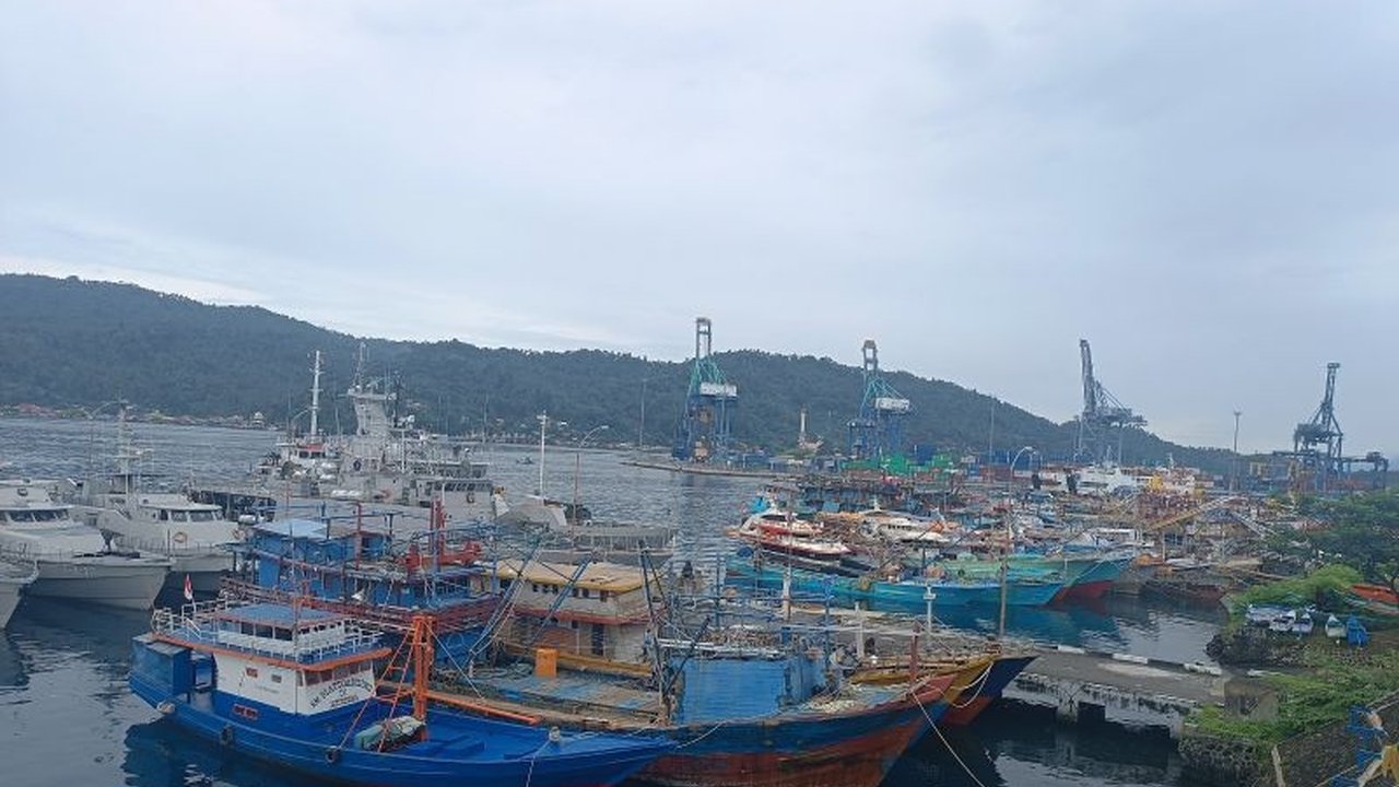 Badan Meteorologi, Klimatologi, dan Geofisika (BMKG) mengeluarkan peringatan dini potensi gelombang tinggi Sulawesi Utara hingga 2,5 meter. Simak wilayah terdampak dan imbauan penting bagi nelayan!