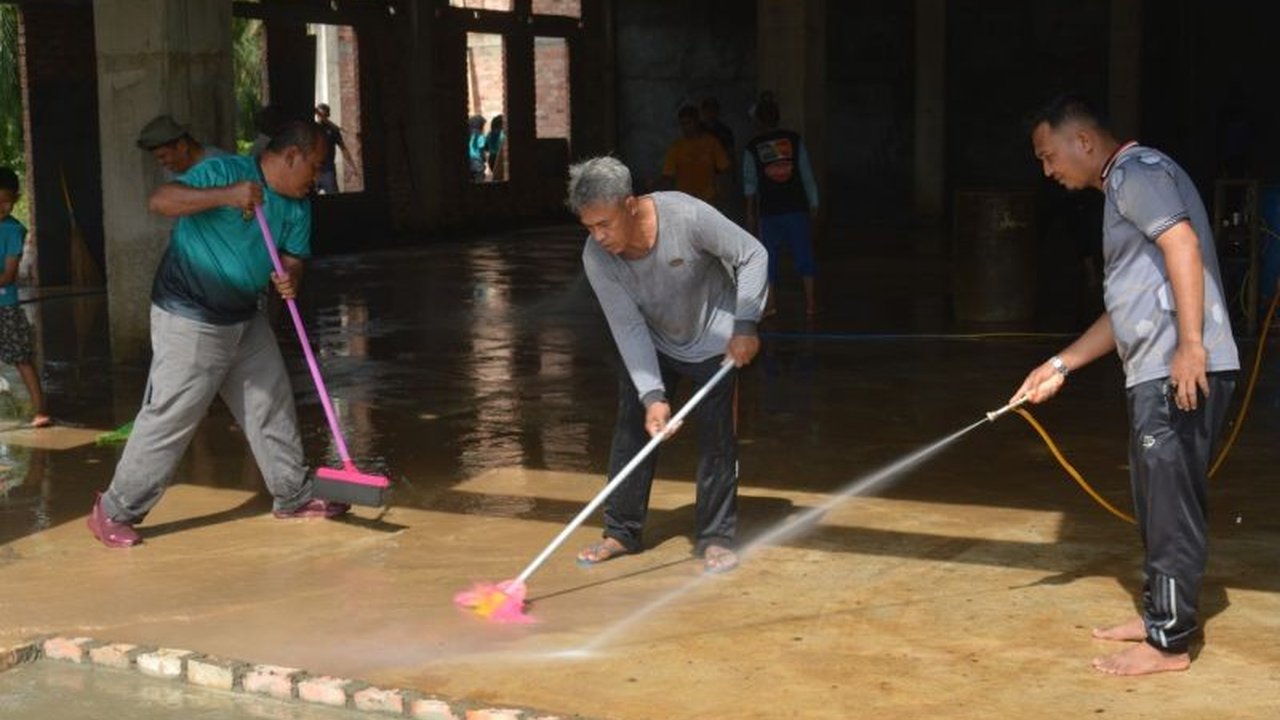 Puluhan Pegawai Lapas Muara Sabak di Jambi aktif berpartisipasi dalam kegiatan bersih-bersih rumah ibadah, menunjukkan sinergi sosial dan mempererat tali silaturahim menjelang bulan suci Ramadhan 1447 Hijriah.