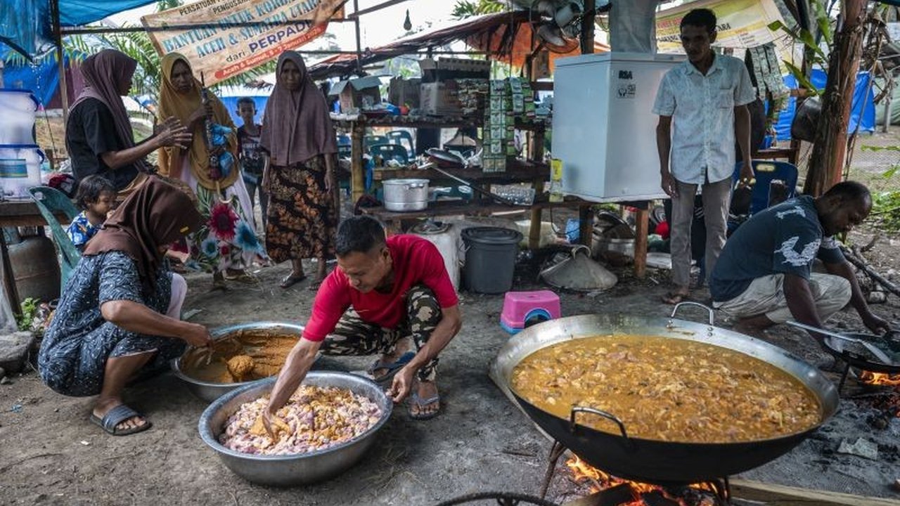 Tradisi Meugang di Pengungsian Aceh tetap semarak jelang Ramadhan 2026. Warga Dusun Lhok Pungki bersyukur dapat menikmati daging bantuan meskipun dalam kondisi bencana.