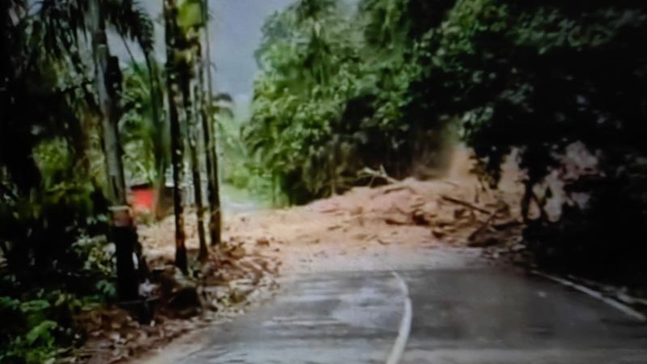 Jalur vital Lubuk Basung-Bukittinggi lumpuh total setelah diterjang tanah longsor berulang. Badan Penanggulangan Bencana Daerah (BPBD) Agam segera turun tangan, namun kendala operator alat berat menghambat pembersihan material longsor yang menimbun ruas j