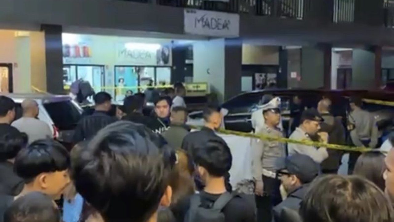 Seorang mahasiswa berinisial RNG (22) diduga melakukan bunuh diri setelah terjun dari lantai 15 sebuah apartemen di Bandung. Insiden Dugaan Bunuh Diri Bandung ini kini dalam penyelidikan pihak kepolisian.