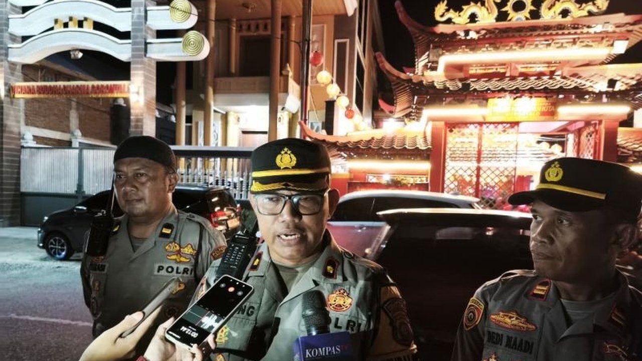 Polresta Gorontalo Kota mengerahkan 30 personel untuk memastikan Pengamanan Imlek Gorontalo 2577 Kongzili berjalan aman dan lancar, diawali sterilisasi lokasi ibadah.