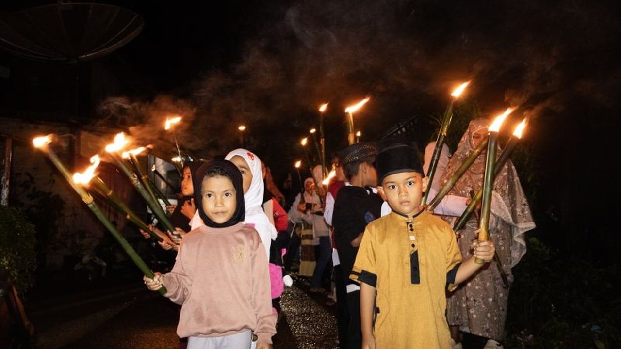 Ratusan warga Agam menggelar Pawai Obor Agam Sambut Ramadhan, tradisi unik yang tak hanya merayakan bulan suci, tetapi juga menjadi sarana pemulihan trauma pascabencana banjir bandang.