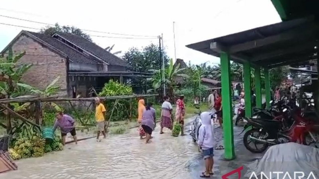 Banjir Grobogan melanda 42 desa di 10 kecamatan, mengakibatkan sekitar 9.000 keluarga terdampak dan beberapa tanggul jebol akibat curah hujan tinggi serta luapan sungai.