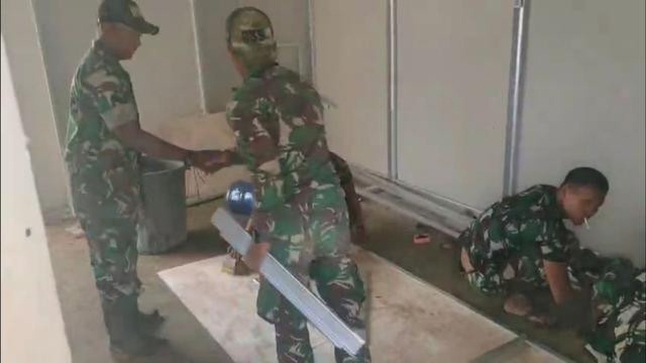 Personel TNI membangun huntara di Desa Aih Selah, Kecamatan Pantan Cuaca, Kabupaten Gayo Lues, Aceh, pada Senin (16/2/2026). (Istimewa)