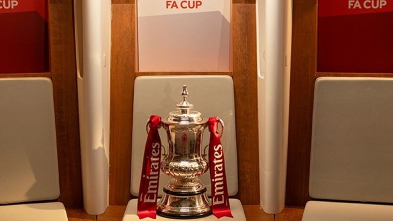 Hasil Undian Piala FA putaran kelima menyajikan duel sengit antara Manchester City vs Newcastle dan Chelsea vs Wrexham, klub milik Ryan Reynolds. Siapakah yang akan melaju ke babak selanjutnya?