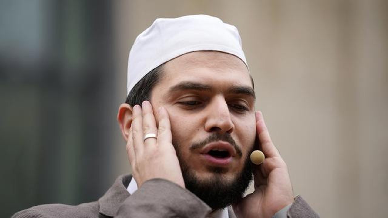 Muazin Mustafa Kader mengumandangkan adzan di Masjid Pusat Cologne di Cologne, Jerman, Jumat (14/10/2022). Panggilan Azan untuk pertama kali dikumandangkan dari salah satu masjid terbesar Jer