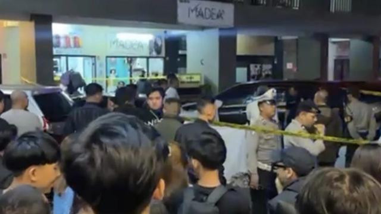 Petugas kepolisian saat sedang olah tempat kejadian perkara seorang pria muda tewas usai terjatuh dari lantai 15 apartemen di Bandung. (Liputan6.com/ Dok Polrestabes Bandung)