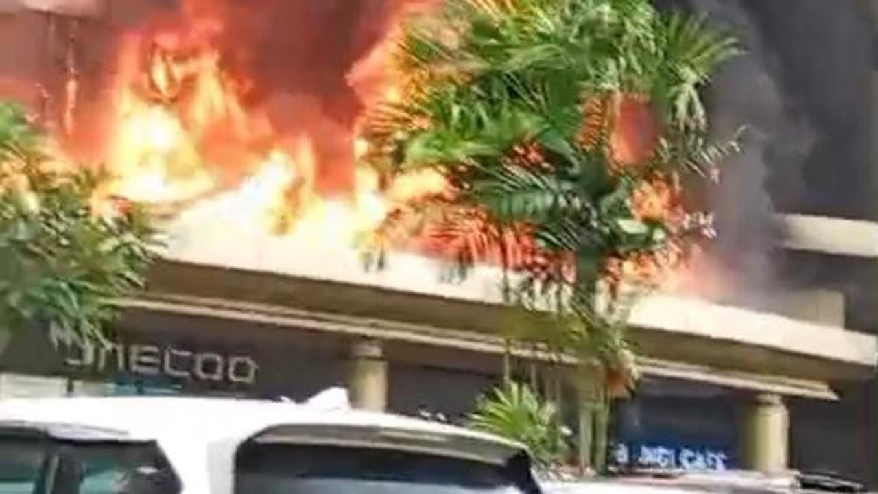 Kebakaran terjadi di Mal Ciputra Cibubur, Kota Bekasi, Selasa (17/2/2026) siang. (Foto: Tangkapan Layar Video)