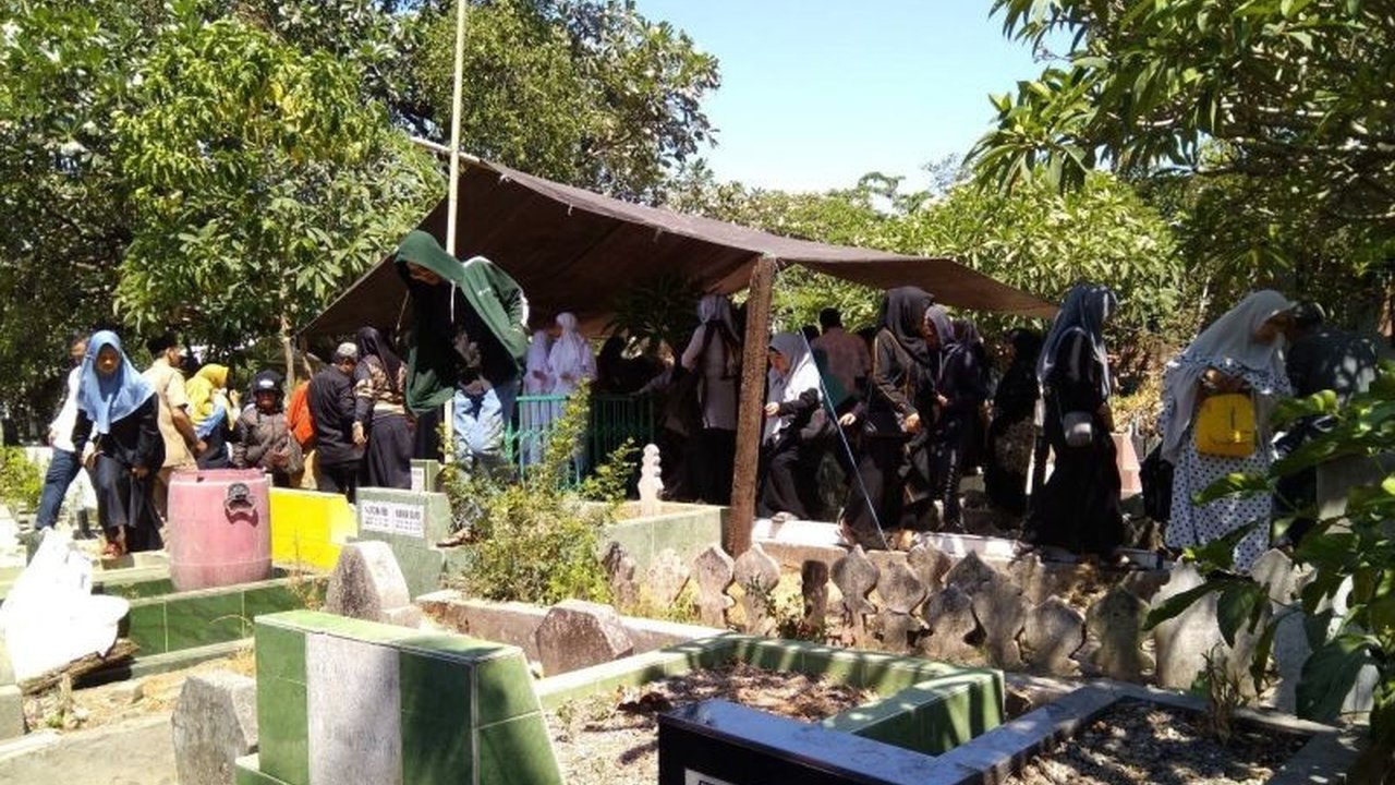 Tradisi ziarah kubur jelang Ramadan di Makassar membawa berkah tak terduga. Penjual bunga tabur di Tempat Pemakaman Islam (TPI) mengalami lonjakan omzet signifikan, menyambut bulan suci dengan harapan baru.