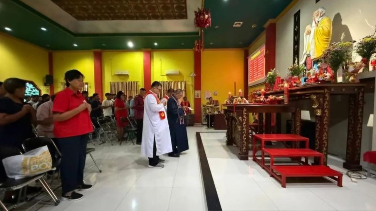 Ratusan umat Konghucu di Depok merayakan Tahun Baru Imlek 2577 Kongzili dengan khidmat. Perayaan Imlek Depok ini menjadi momentum penting untuk menjaga keharmonisan sesama dan lingkungan, membawa semangat baru.