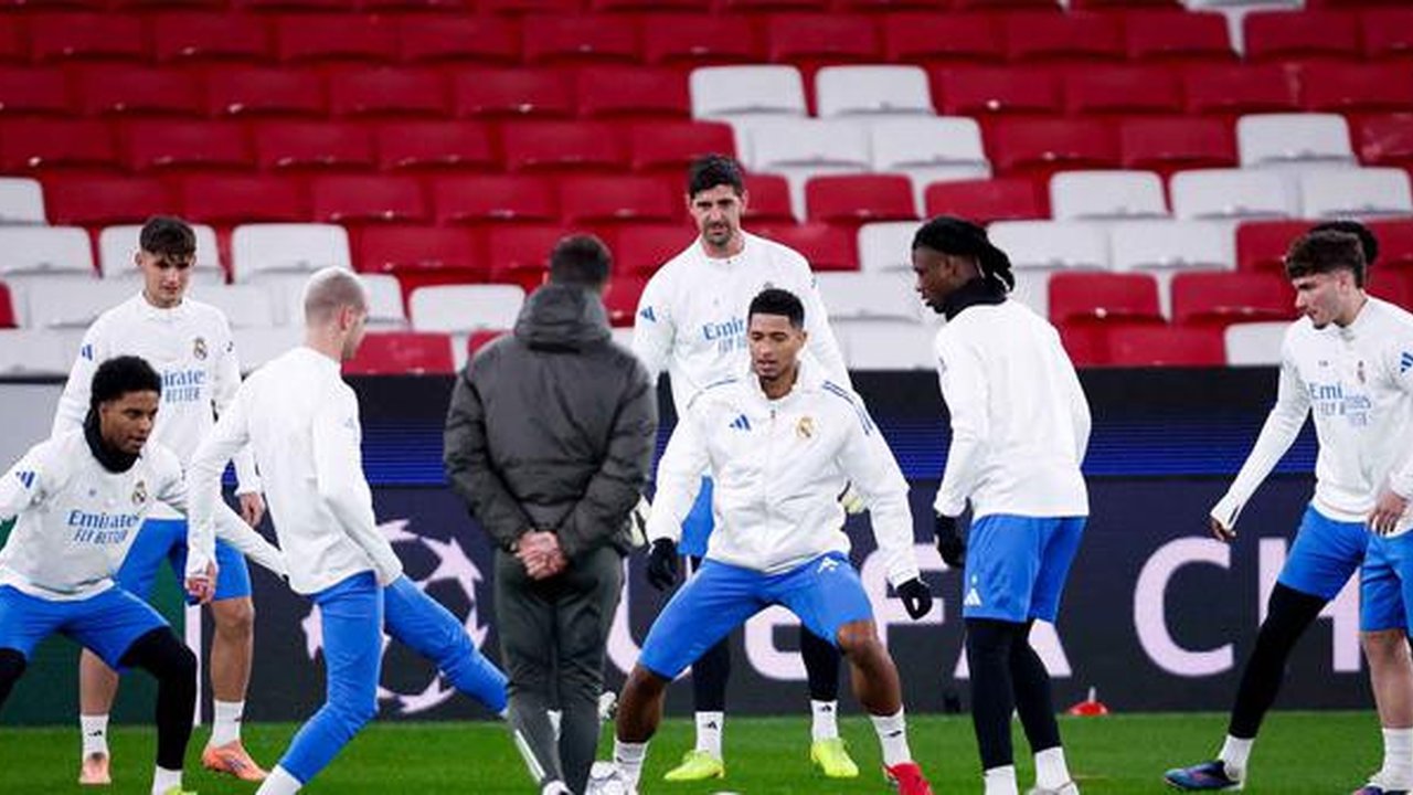 Alvaro Arbeloa menegaskan keengganannya melewati babak playoff karena akan membuat jadwal Real Madrid kian padat. Tampak dalam foto, gelandang Real Madrid asal Inggris, Jude Bellingham (tenga