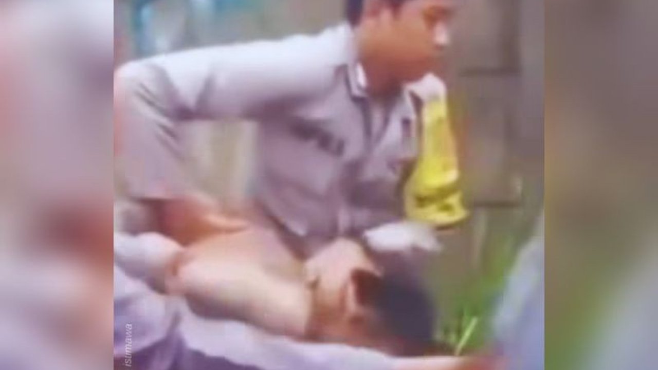 Aksi heroik warga dan polisi berhasil menggagalkan percobaan pencurian di Bogor, tepatnya di Rumpin, pada Selasa (17/2). Satu terduga pelaku kini telah diamankan, sementara tiga lainnya masih dalam pengejaran.
