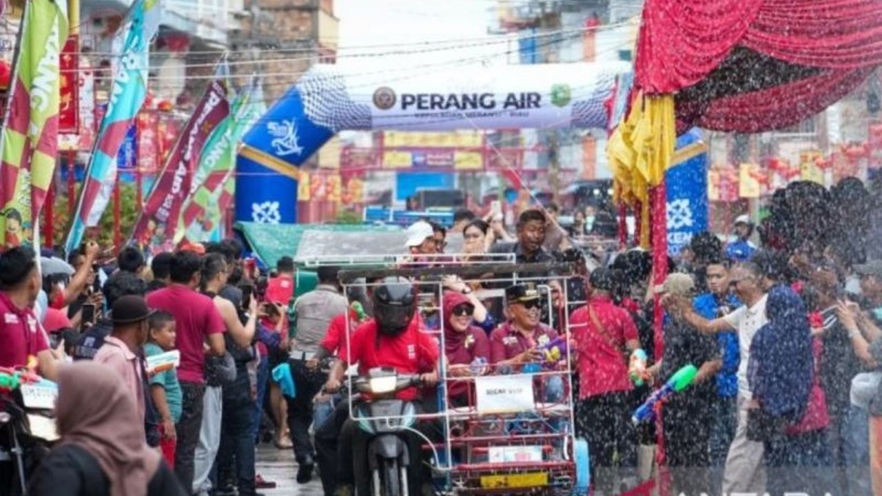 Ribuan warga dan wisatawan memadati Festival Perang Air Riau di Selatpanjang, Kepulauan Meranti, Riau, sebagai bagian dari perayaan Tahun Baru Imlek 2577 yang meriah dan penuh makna.