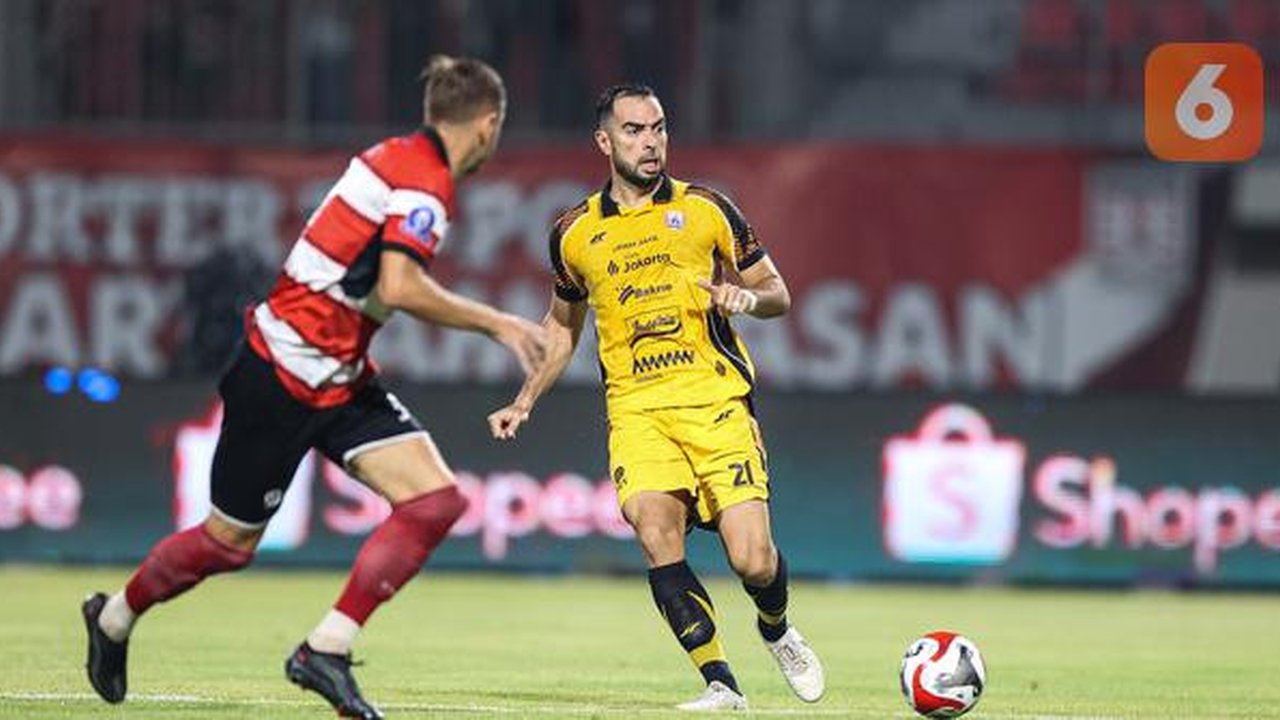 Aksi pemain Persija Jakarta, Jordi Amat (kanan) saat melawan Madura United pada lanjutan BRI Super League 2025/2026 di Stadion Gelora Ratu Pamelingan, Jumat (24/10/2025) malam WIB. (Bola.com/