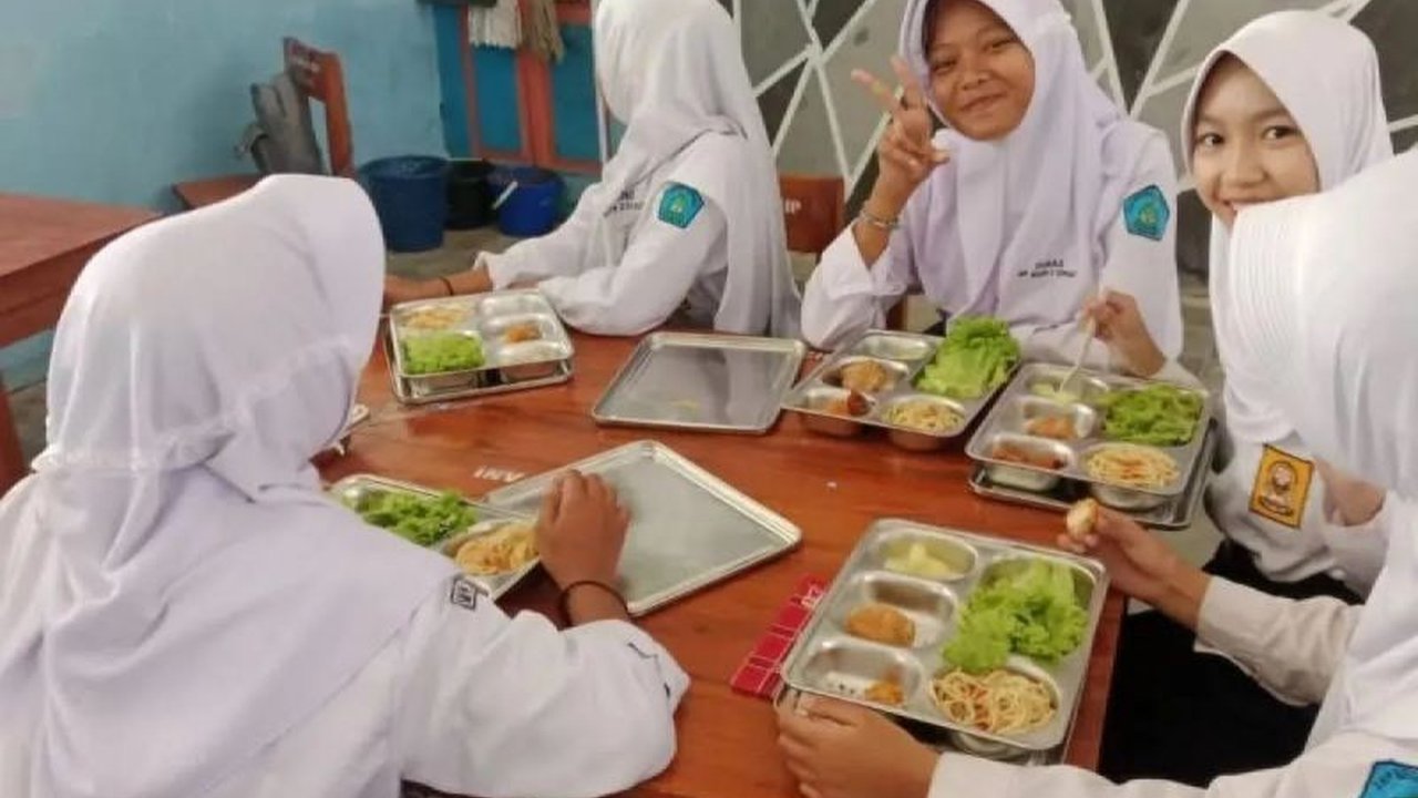 Badan Gizi Nasional (BGN) Kabupaten Lebak memastikan Program Makan Bergizi Gratis (MBG) tetap berlanjut selama Ramadhan 1447 H dengan penyesuaian menu khusus agar kebutuhan gizi masyarakat tetap terpenuhi.