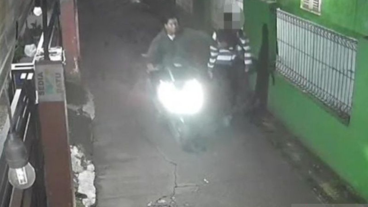Warga resah dengan maraknya aksi begal payudara Cikarang. Polisi kini bergerak menyelidiki kasus pelecehan seksual yang terekam kamera pengawas di Telaga Asih, Kabupaten Bekasi.