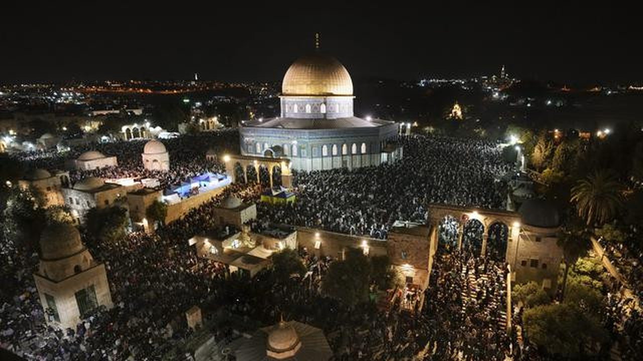 Umat Muslim Palestina berdoa selama malam Lailatul Qadar di depan Masjid Kubah Batu, di kompleks Masjid Al Aqsa di Kota Tua Yerusalem, Rabu (27/4/2022). Lailatul Qadar ditandai pada hari