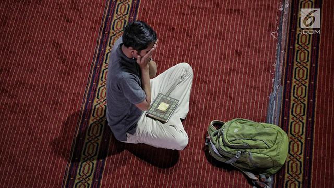 Jemaah mengusap wajahnya usai membaca kitab suci Alquran di Masjid Istiqlal, Jakarta, Selasa (7/5/2019). Di antara amal kebajikan yang sangat dianjurkan dilakukan pada bulan suci Ramadan adal