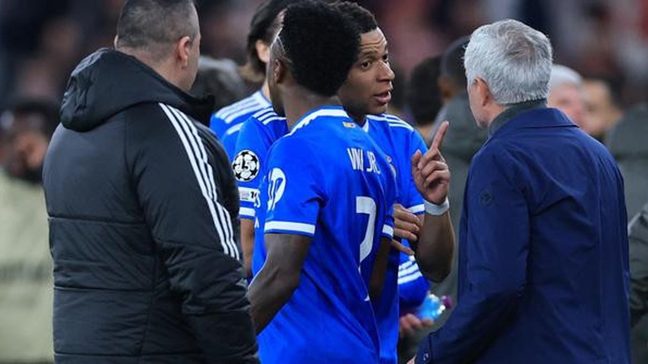 Penyerang Real Madrid, Kylian Mbappe, berbicara dengan pelatih Benfica, Jose Mourinho, setelah rekan setimnya, Vinicius Junior (di belakang), mendengarkan hinaan rasial selama pertandingan le