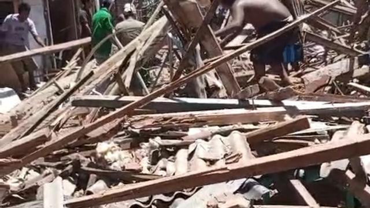 Reruntuhan rumah warga yang terkena ledakan mercon di Situbondo. (Dok. Istimewa)