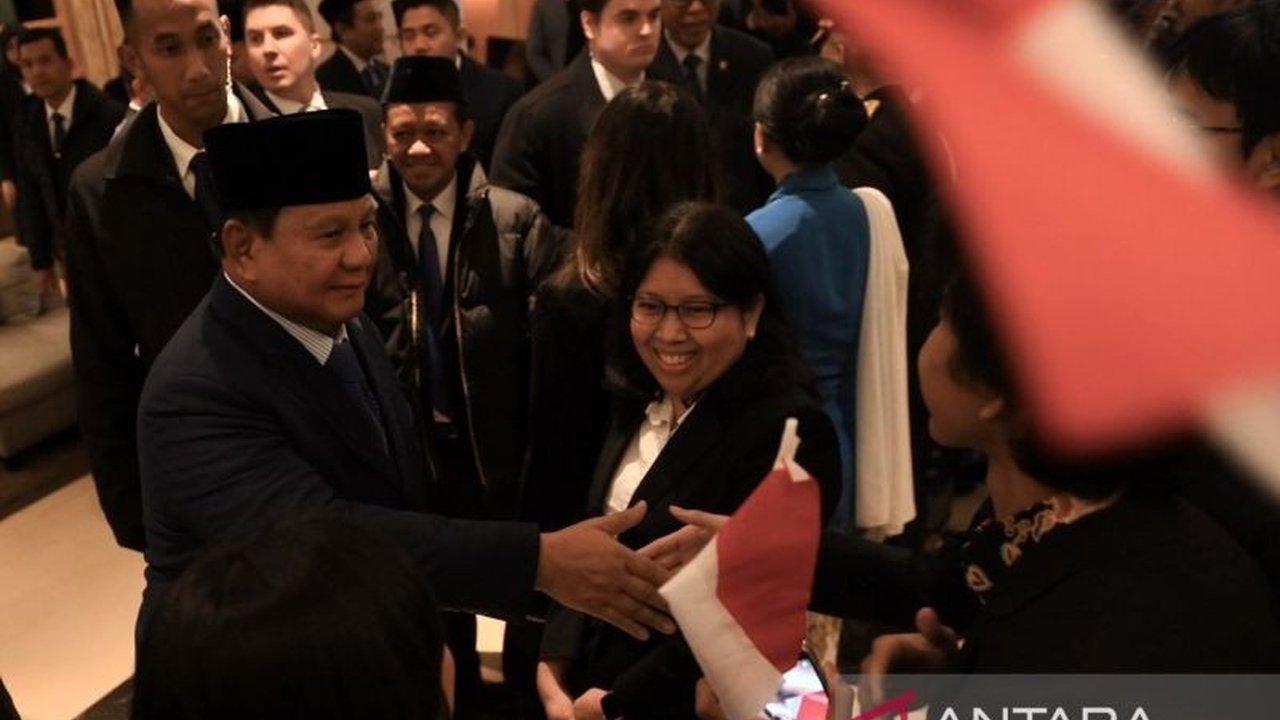 Presiden Prabowo Subianto menyempatkan diri menyapa mahasiswa dan diaspora Indonesia di Washington DC, Amerika Serikat, mempererat tali silaturahmi di tengah agenda penting kunjungan kerja. Kedatangan Prabowo disambut antusias oleh warga Indonesia yang me