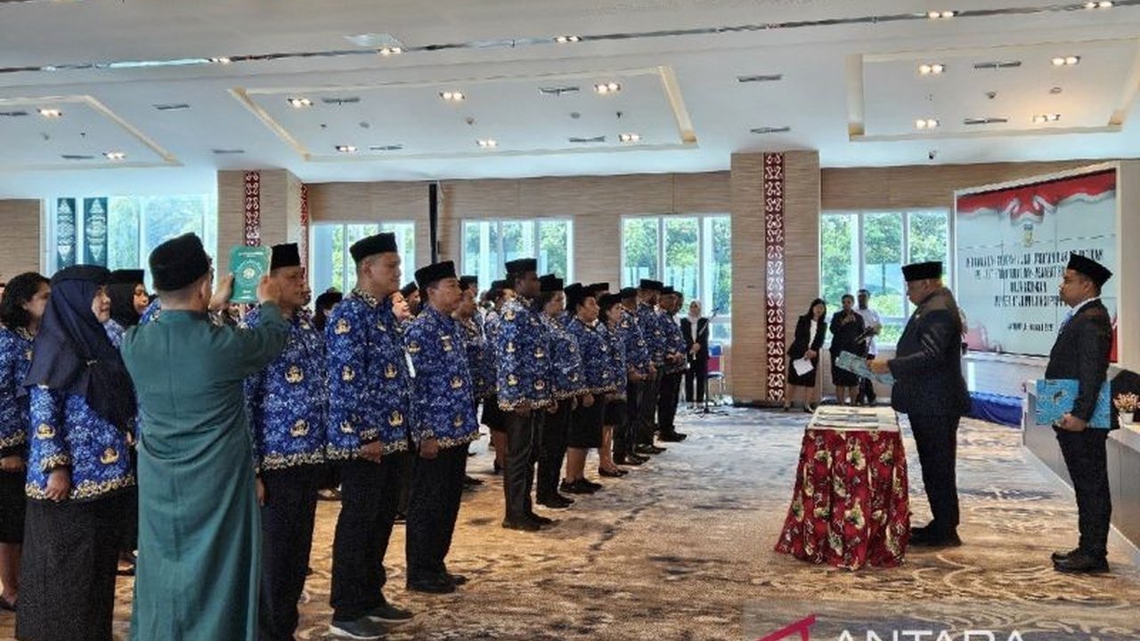 Gubernur Papua Mathius D. Fakhiri melantik 36 pejabat baru, menekankan pentingnya penguatan Tata Kelola Pemerintahan Papua yang profesional dan akuntabel demi pelayanan publik optimal.