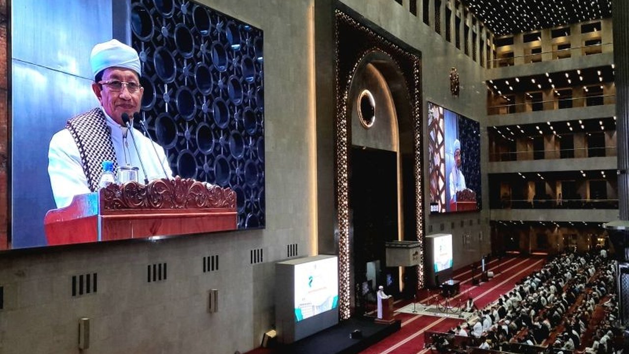 Menteri Agama Nasaruddin Umar menyerukan konsep Ramadhan Hijau Istiqlal pada tarawih pertama, menekankan pentingnya sifat feminin dan kelestarian lingkungan.