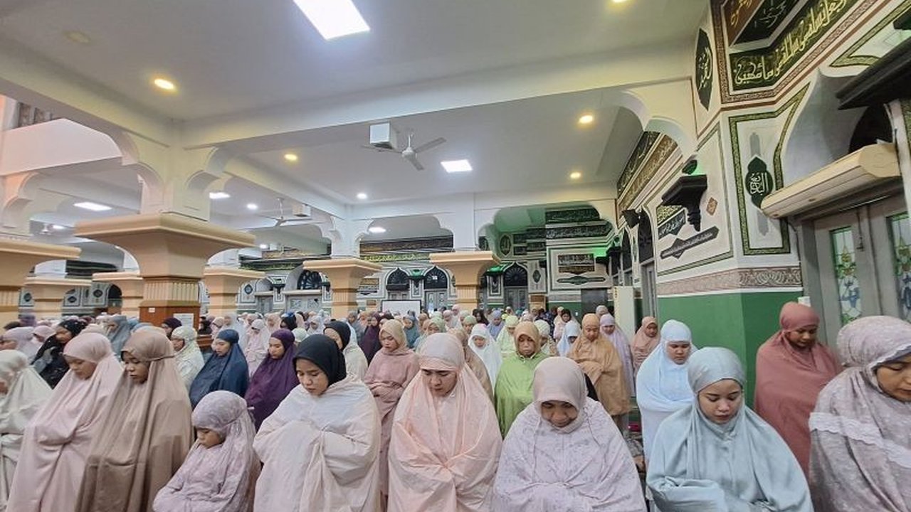 Masjid Agung Al-Azhar bersiap menyambut malam pertama Shalat Tarawih Ramadhan 1447 Hijriah dengan prediksi 2.500 jamaah dan berbagai fasilitas pendukung untuk kenyamanan beribadah.