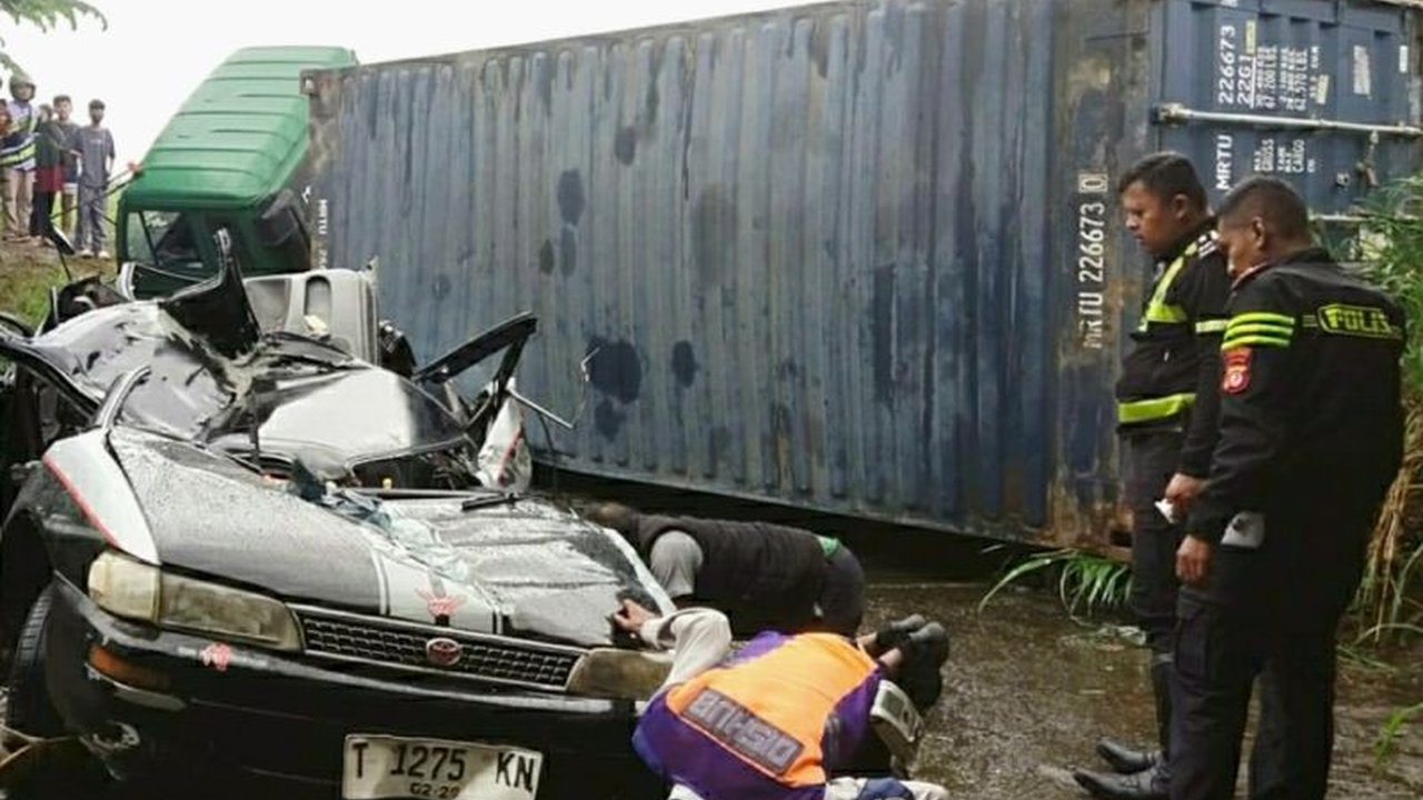 Sopir Truk Kontainer Karawang, HW, kini ditahan dan terancam hukuman 12 tahun penjara usai kecelakaan maut di Tanggul Rawagabus yang menewaskan tiga orang. Simak detail kronologi dan pasal yang menjeratnya.