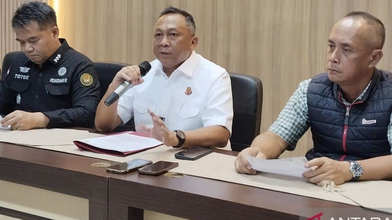 Kejaksaan Tinggi Sumatera Selatan (Kejati Sumsel) melakukan Operasi Tangkap Tangan (OTT) terhadap anggota DPRD Muara Enim terkait dugaan gratifikasi proyek irigasi senilai Rp1,6 miliar, memicu pertanyaan tentang potensi pengembangan kasus.