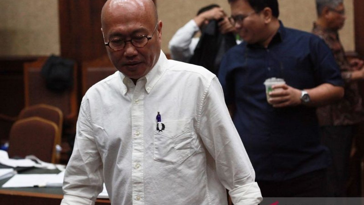 Kejaksaan Agung menuntut tiga terdakwa kasus suap pengondisian putusan lepas perkara korupsi CPO dan tindak pidana pencucian uang (TPPU) dengan pidana penjara 9 hingga 17 tahun, denda, serta uang pengganti. Kasus suap dan TPPU CPO ini melibatkan advokat d
